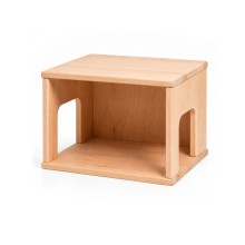 Kind spielt mit einem roten Holzauto vor einem Puppenhaus aus Holz mit angebauter Garage